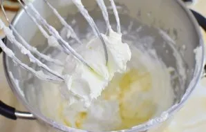 Mix 300 grams of cream, 300 grams of creamy cottage cheese and 3-4 tablespoons of powdered sugar. Whip everything into a thick cream.