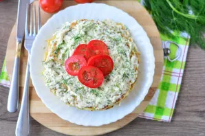 Collect the whole cake and at the end decorate as you wish. I decorated with slices of tomatoes.