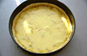 Pour the cream, smooth it over the entire surface.