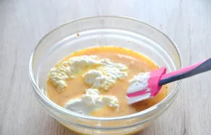 Mix the egg mixture and the sour cream-cheese mixture, mix until smooth, you will get the pie filling.