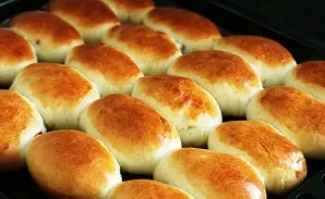 Let the buns stand for 10-15 minutes, then put them in the oven and bake for 15 minutes at 180 degrees.