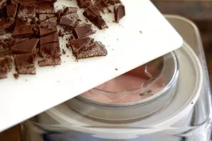 Chop the frozen crackers with chocolate into pieces, and also put them in an ice cream maker.