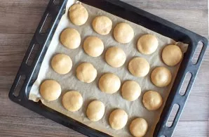 Transfer the blanks to a baking sheet. Place the gingerbread in an oven preheated to 180 degrees for 12-15 minutes. Consider according to...