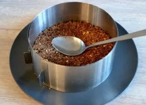 On top of the cream, put another 1/3 of the crumbly dough from chocolate and cookies, squeeze with a spoon.