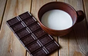 Prepare the ingredients for making chocolate icing.