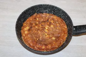 Then carefully transfer the tortilla from the container to the pan. Bake for 2-3 minutes. This procedure must be repeated 2-3 times.