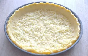 Remove the cake base from the freezer, add the remaining half of the cheese.