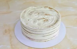 The cake froze. Remove the ring and film. Thanks to them, the cake comes out smooth.