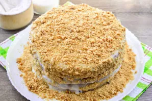 Sprinkle the honey cake with crumbs and let stand for 3-4 hours.