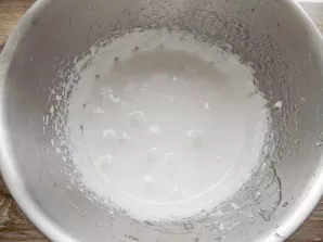 Continuing to beat, pour syrup with agar-agar in small portions. Beat until fluffy souffle.