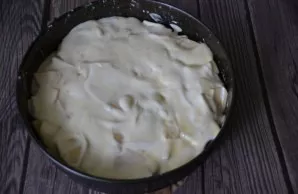 Pour the chew on the apples, level it.