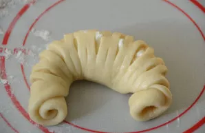 Roll the bun into a roll, close the ends.