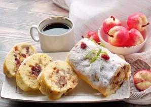 Our quick apple roll with cranberries is ready. Slice and serve with coffee, tea or just milk.