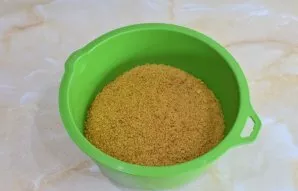 Crush the deferred cakes into crumbs.