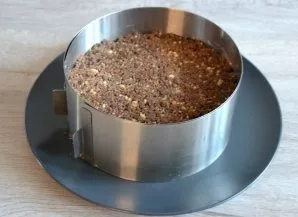 Pour in and level the remaining chocolate-cookie crumbs, squeeze with a spoon, put the cake in the refrigerator to languish for 1 hour