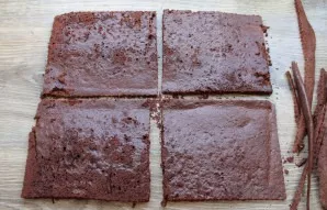 Remove the baking tray from the oven and remove the biscuit. Immediately cut off the edges and cut into 4 equal parts, leave to cool.