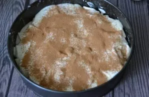 Sprinkle the top of the cake with cinnamon, it is better to do it through a sieve.