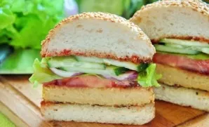 Thanks to the vegetables, the burger is juicy, and the chickpea cutlet makes the appetizer more saturated and nutritious! Delicious!