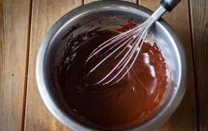 Dissolve these ingredients in a water bath, stirring with a whisk.