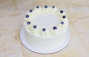For external cladding use the same cream. Smooth the top and sides of the cake. Decorate the cake to your liking.