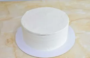 Mix reserved sour cream with powder. Lightly brush the cake from the sides and top.