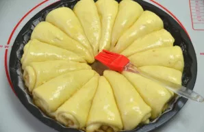 Before baking, brush the cake with the remaining egg.