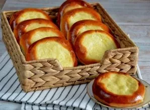 Cheesecakes with sour cream filling are incredibly tasty, it is impossible to resist!