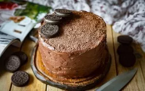 Smear the cake with chocolate icing, covering the top and sides. You can decorate the top of the finished cake to your liking - I sprinkl...