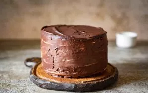 Cover the entire cake (top and sides) with a layer of chocolate icing and put in the refrigerator for an hour.