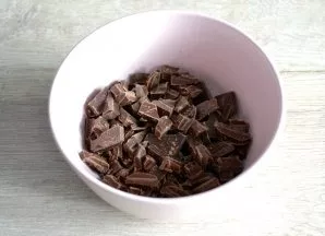 To prepare chocolate icing, break the remaining 100 grams of chocolate.