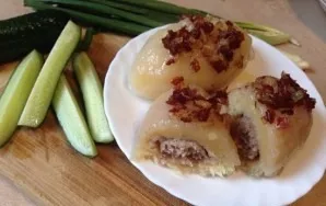 Divide into bowls and pour bacon and onion sauce. Delicious.