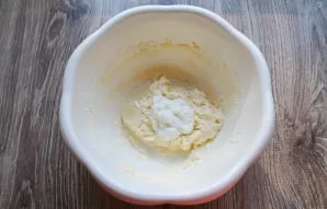 While whisking, add a portion of milk, pour one spoon each time and whisk well.