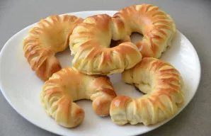 Bake the buns in the oven at 180 degrees for about 20 minutes.