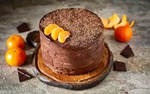 Decorate the pancake cake as you wish. I generously sprinkled the top of the cake with grated dark chocolate, put tangerine slices on top...