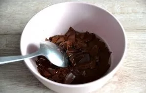 Melt the crushed chocolate in the microwave, pour 1 tablespoon of vegetable oil.