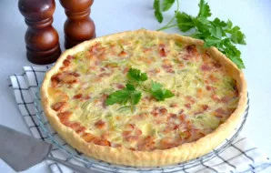 Remove the cooled quiche from the mold and serve. Due to the fact that the baking form was well prepared, the cake was easily removed fro...