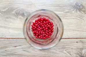 Sort out the currant berries, remove the twigs and crushed berries. Rinse the currants, let the water drain completely and put them in a ...