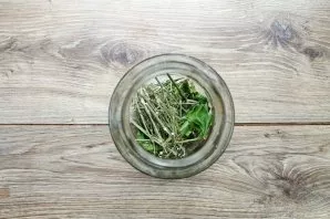 Wash the jars well with soda and overflow with boiling water. Put clean currant leaves, horseradish and dill sprigs in jars.