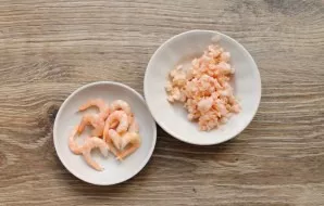 Boil the shrimp in salted water for 2-3 minutes. Drain the water, cool and clean the shrimp. Leave a few for decoration, finely chop the ...