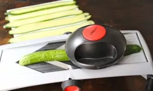 Use cleavers or your hands and a knife to cut the long-fruited cucumber into sufficiently thin slices.