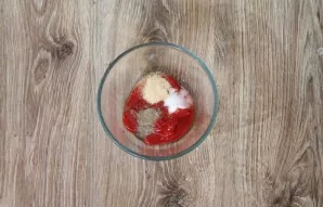 First, prepare the sauce in which the ribs will be marinated. Put ketchup in a bowl, add brown sugar, salt and black pepper.