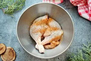 Wash and dry the ducks feet. Salt the duck, pepper it and sprinkle it with dry adjika. Mix everything thoroughly.