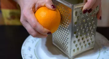 First you need to grate the orange peel. We remove only the orange layer. We try not to touch the white.