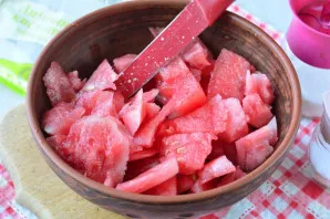 Cut the watermelon into medium pieces, cut off the peel and remove the seeds.