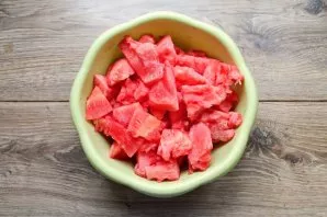 Remove the peels and seeds from the watermelon, cut into pieces.