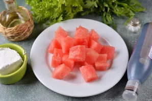 Cut off the bark of the watermelon, pick the seeds and cut into large cubes.