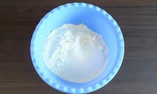 Mix flour, 50 grams of sugar, baking powder and salt in a bowl. Mix it up.