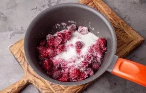 In the bowl in which you will cook the jam, add the raspberries and sprinkle with sugar. Leave for a couple of hours so that the raspberr...