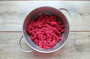 Sort out the raspberries, rinse and let the water drain completely. Put the berries in a saucepan.