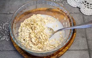 Pour oatmeal with hot milk and leave for 10-15 minutes.